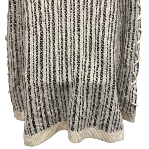ROCK & REPUBLIC Women’s Striped Long Sleeve Sweater Size Medium - Picture 13 of 15